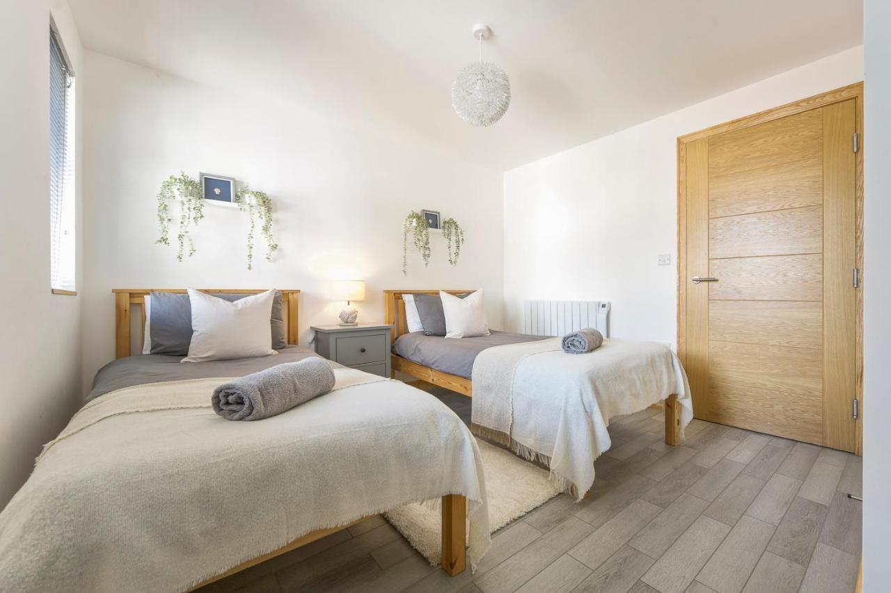 Coastal Charm Townhouse: Renovated 3-bedroom With Parking Apartment Bournemouth