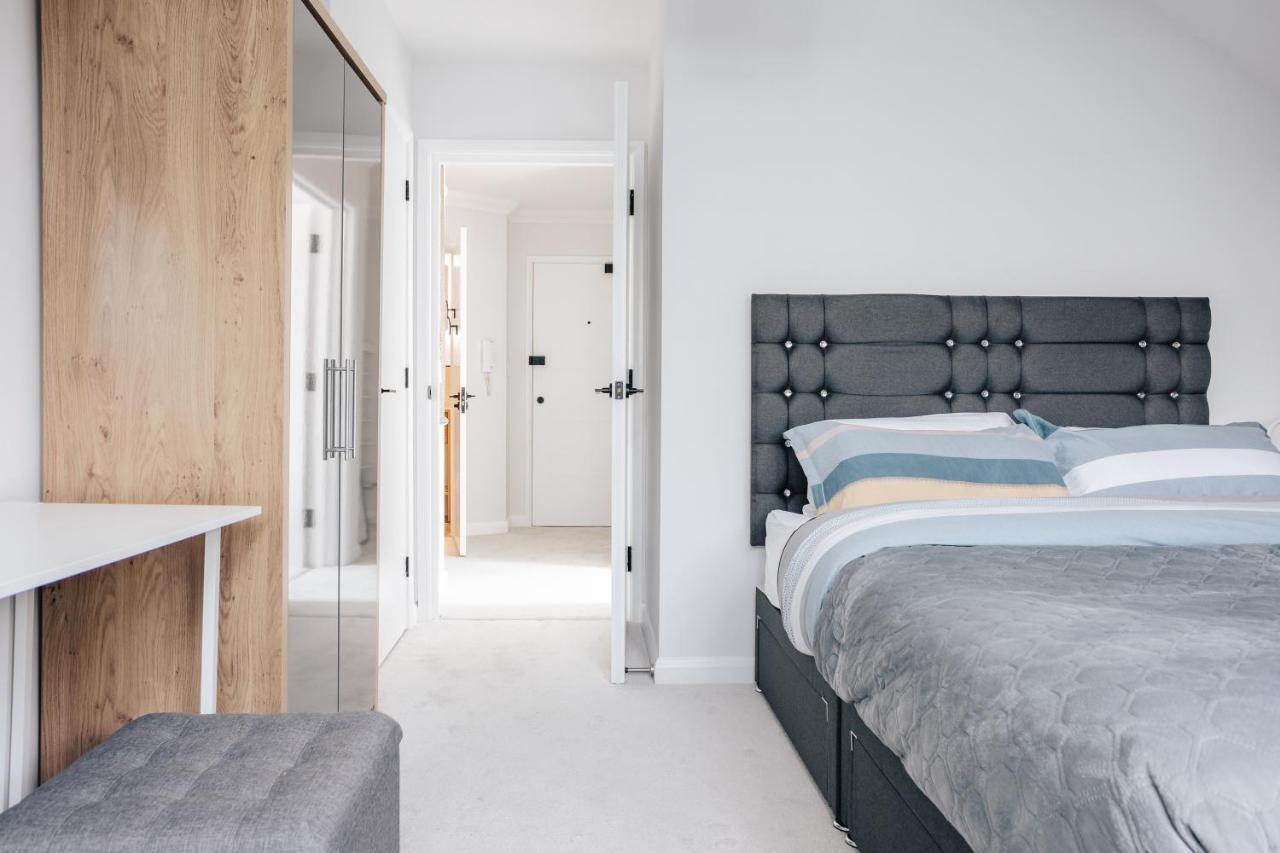 Luxury Sleeps 7 Guests With Free Parking And Netflix Apartment