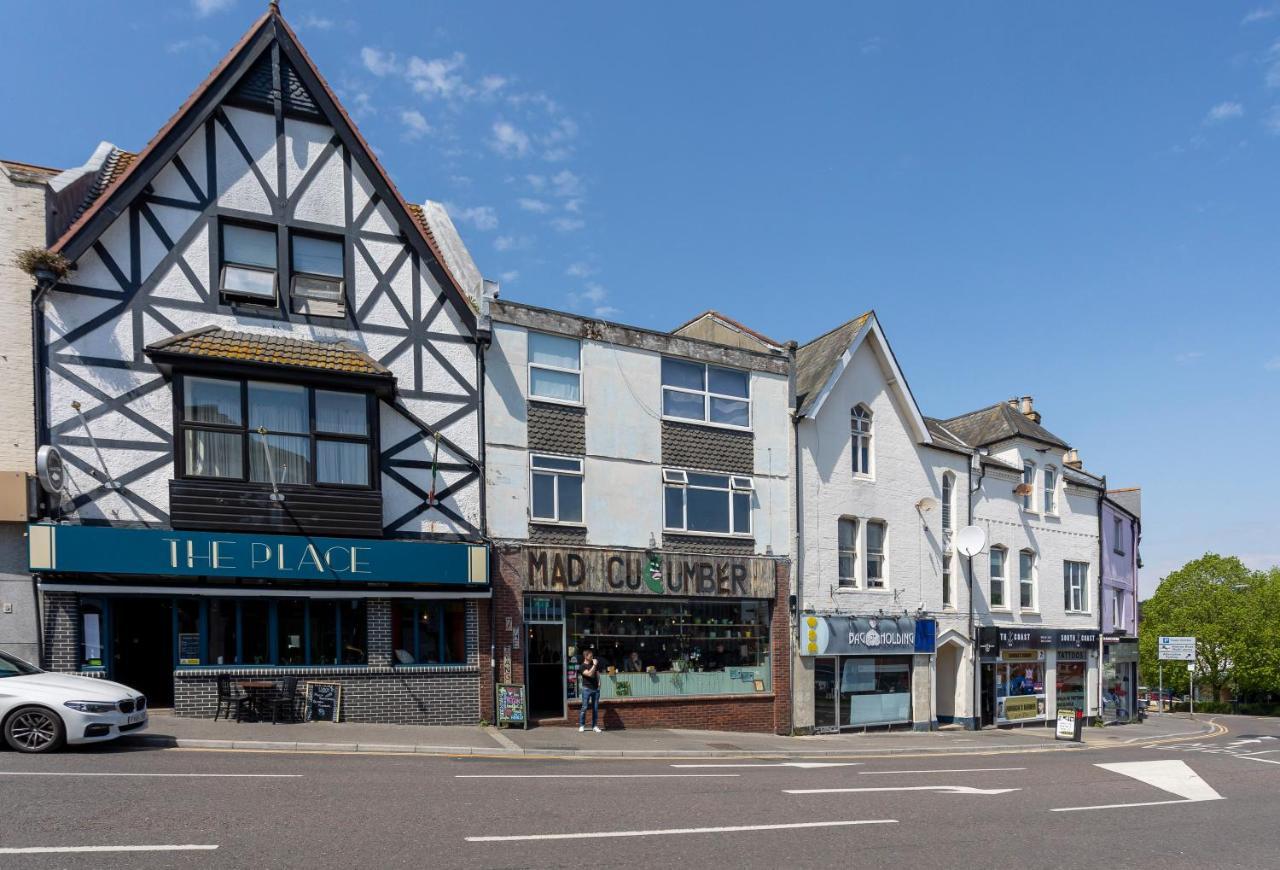 Luxury Sleeps 7 Guests With Free Parking And Netflix Apartment *