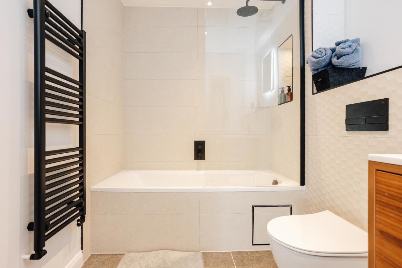 Luxury Sleeps 7 Guests With Free Parking And Netflix *