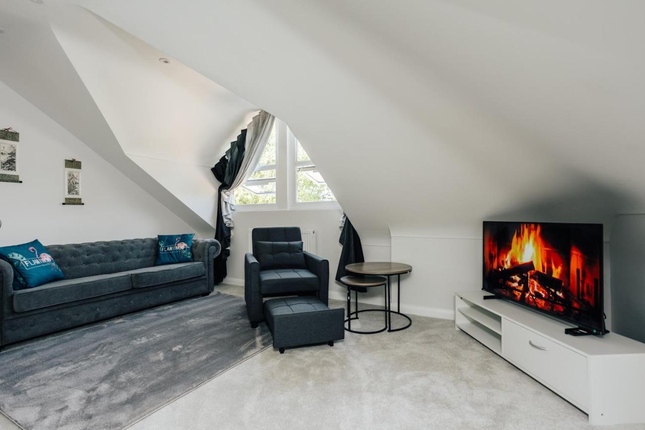 Apartment Luxury Sleeps 7 Guests With Free Parking And Netflix *