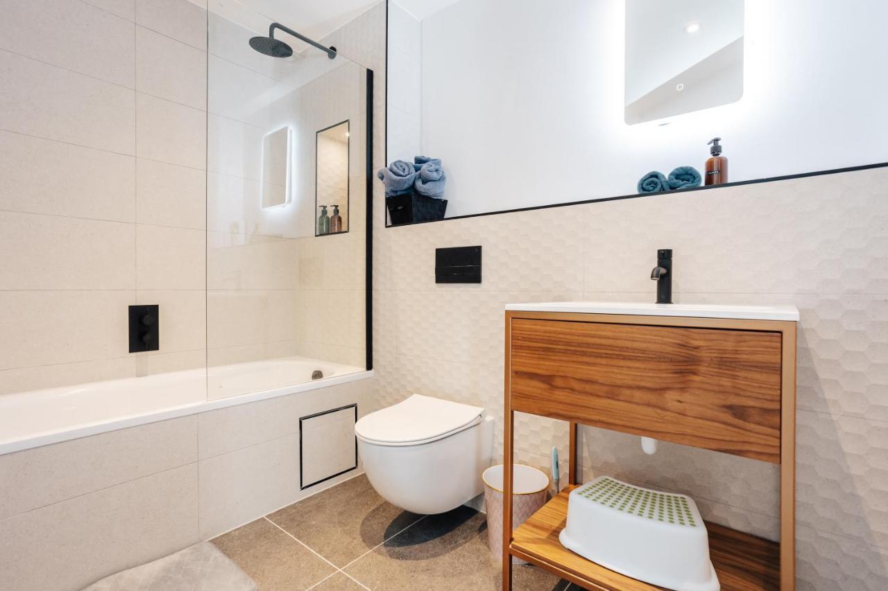 Luxury Sleeps 7 Guests With Free Parking And Netflix Apartment Bournemouth