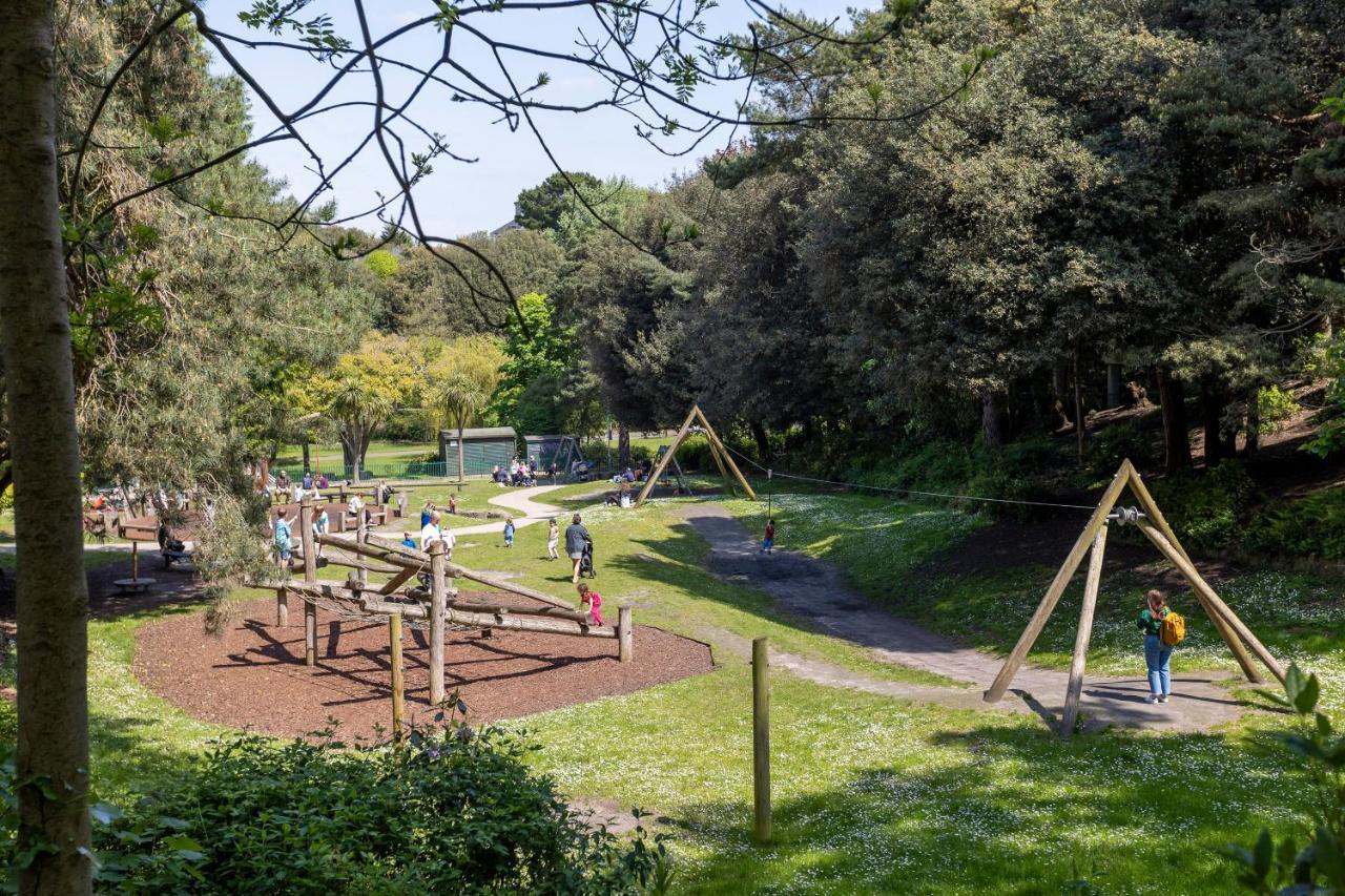 Luxury Sleeps 7 Guests With Free Parking And Netflix Bournemouth