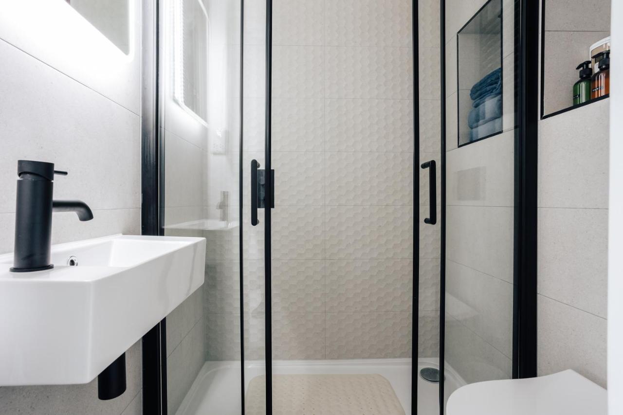 Apartment Luxury Sleeps 7 Guests With Free Parking And Netflix Bournemouth