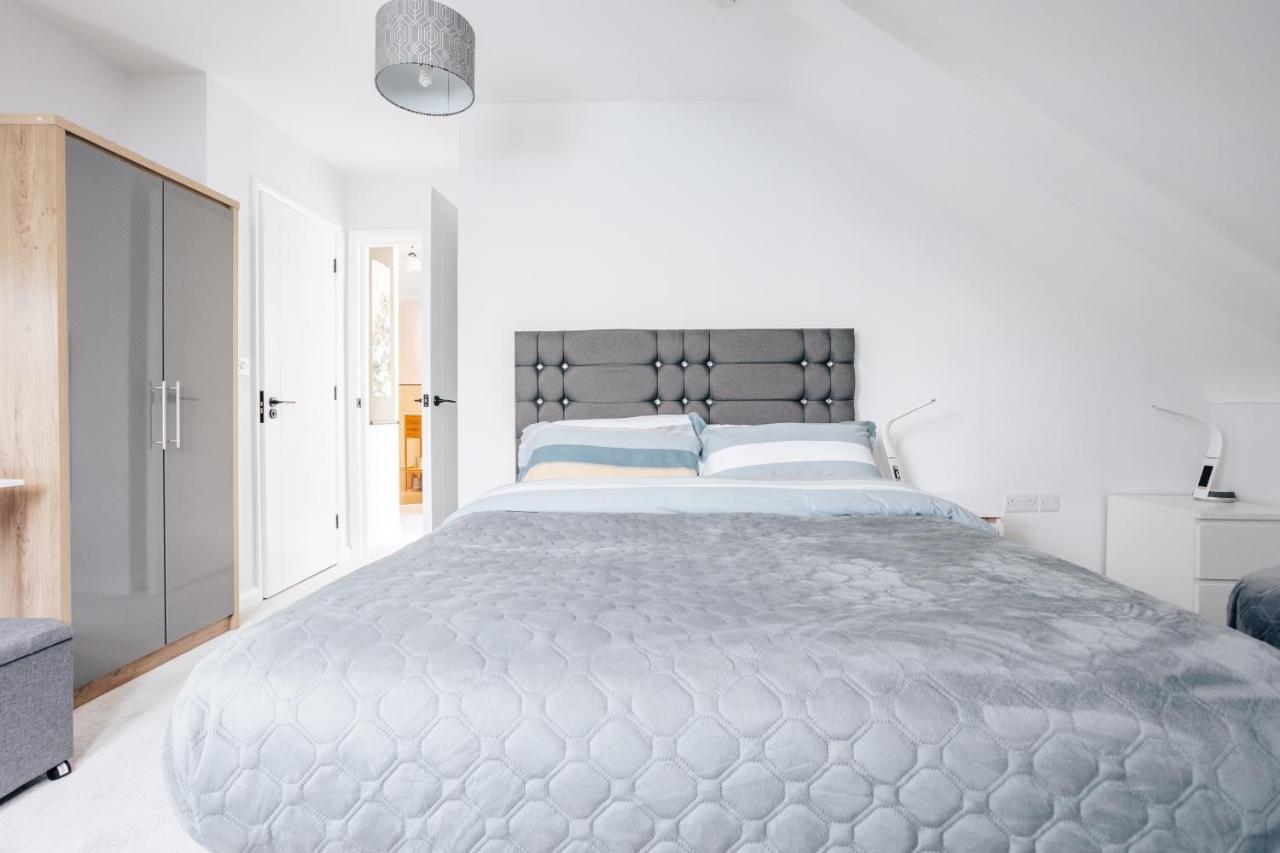 Luxury Sleeps 7 Guests With Free Parking And Netflix Apartment *