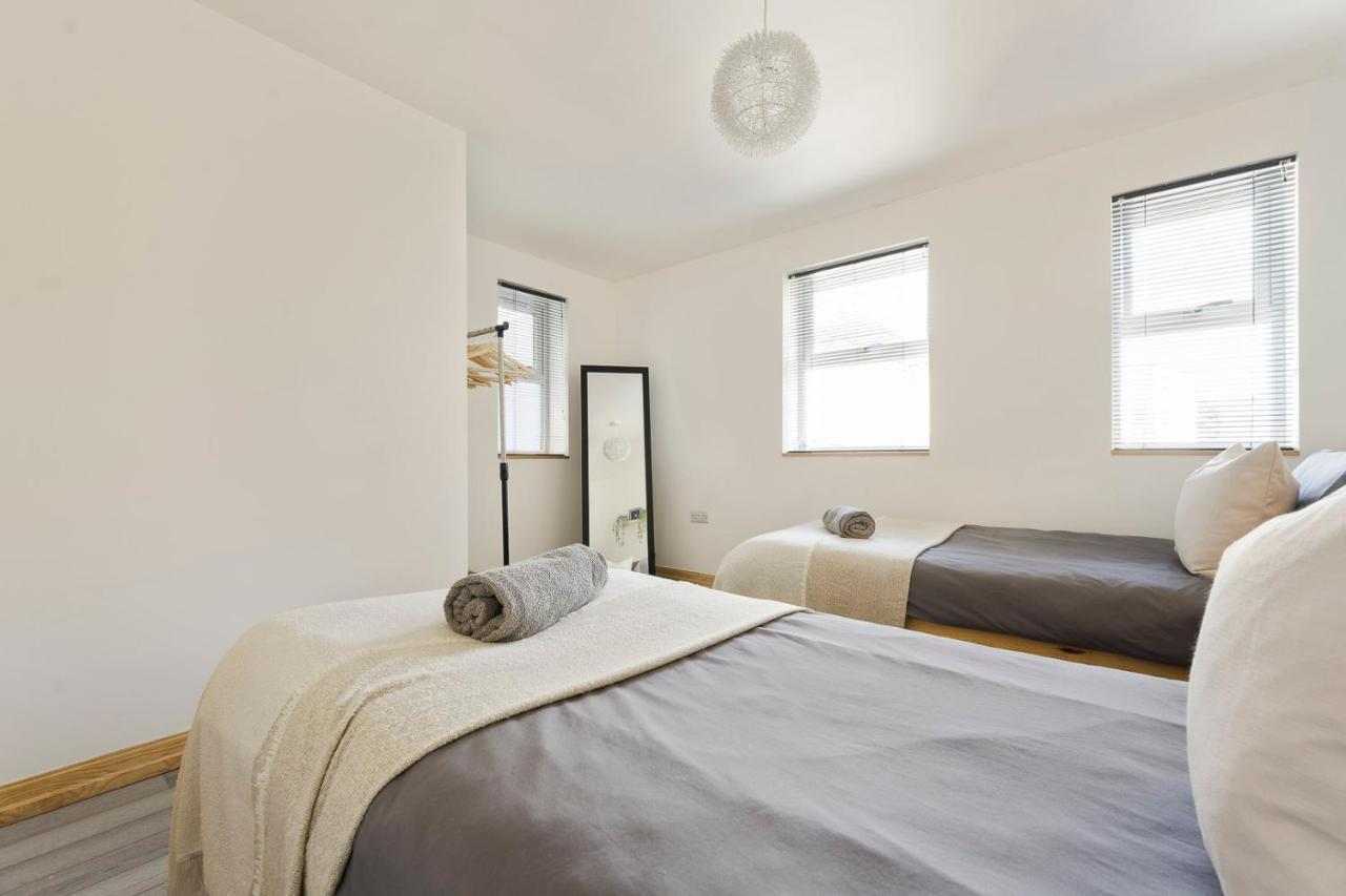 Coastal Charm Townhouse: Renovated 3-bedroom With Parking Bournemouth