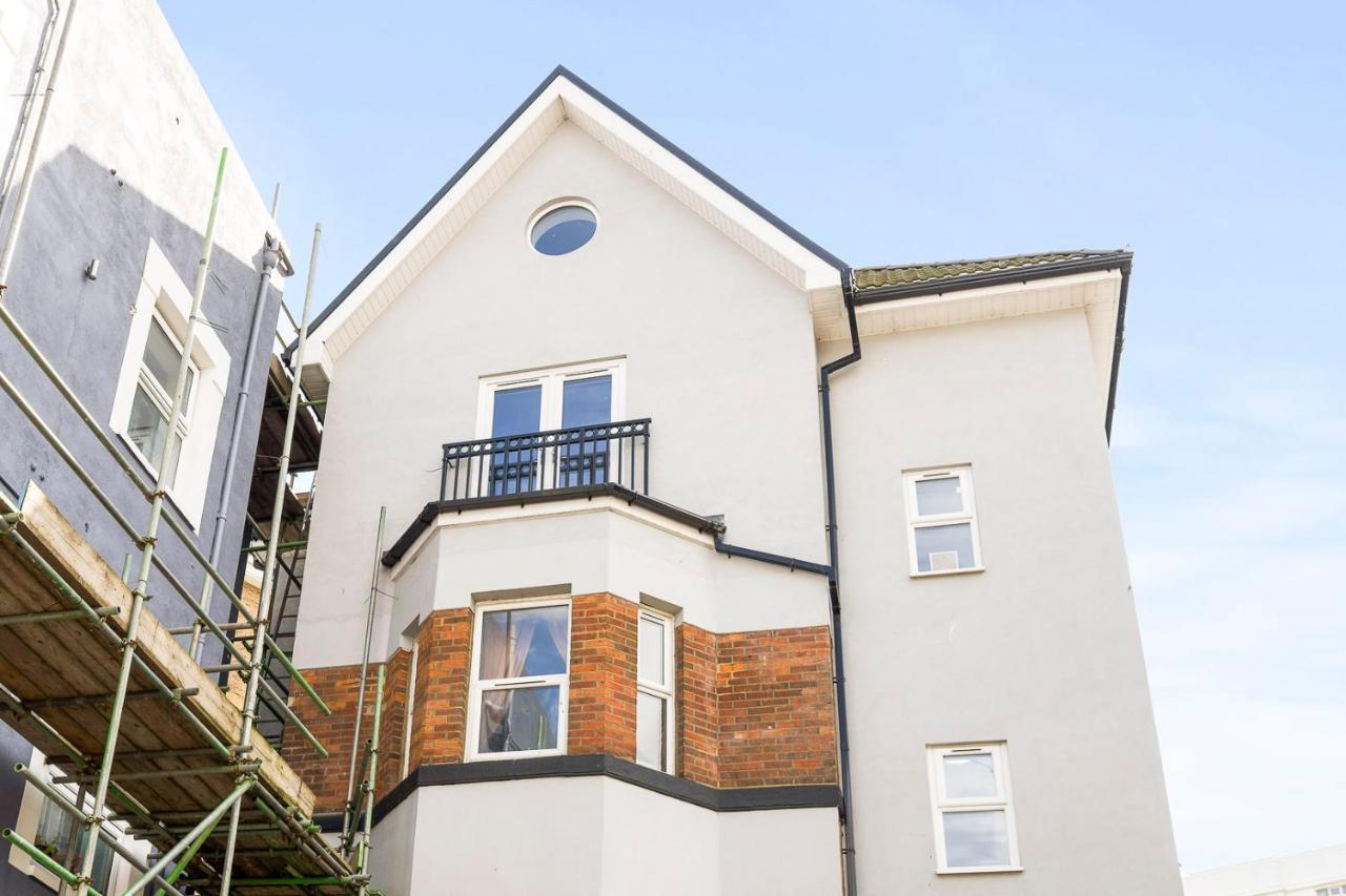 Coastal Charm Townhouse: Renovated 3-bedroom With Parking Apartment Bournemouth