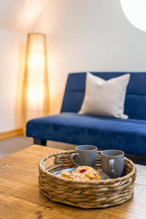 Apartment Coastal Charm Townhouse: Renovated 3-bedroom With Parking *