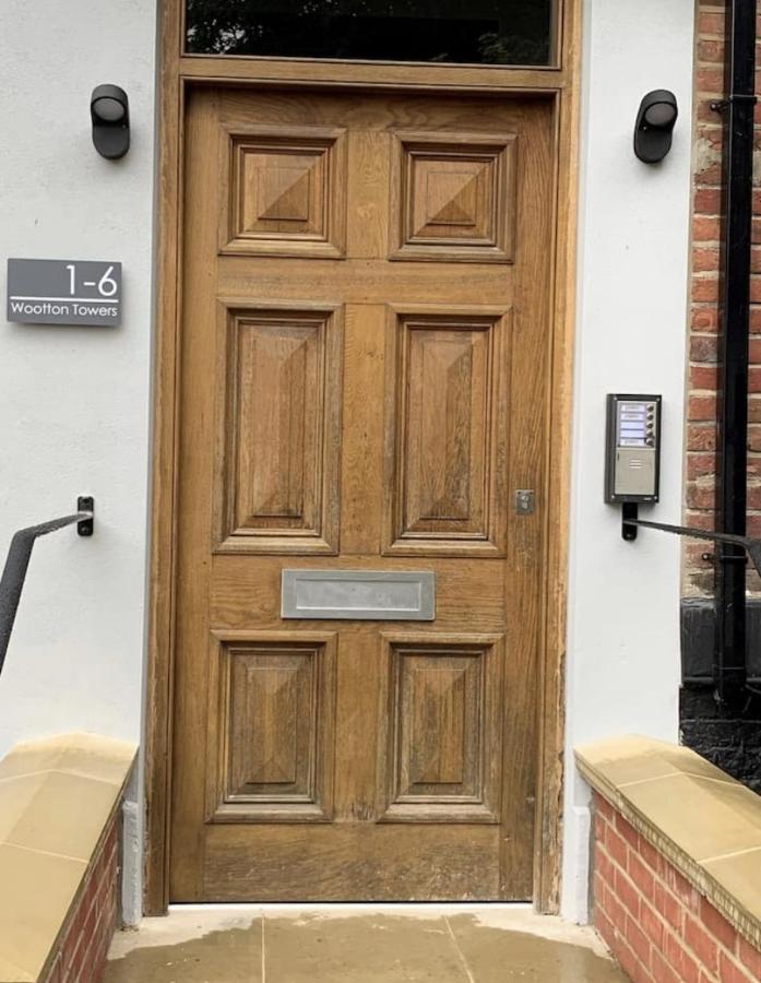 Coastal Charm Townhouse: Renovated 3-bedroom With Parking * Bournemouth