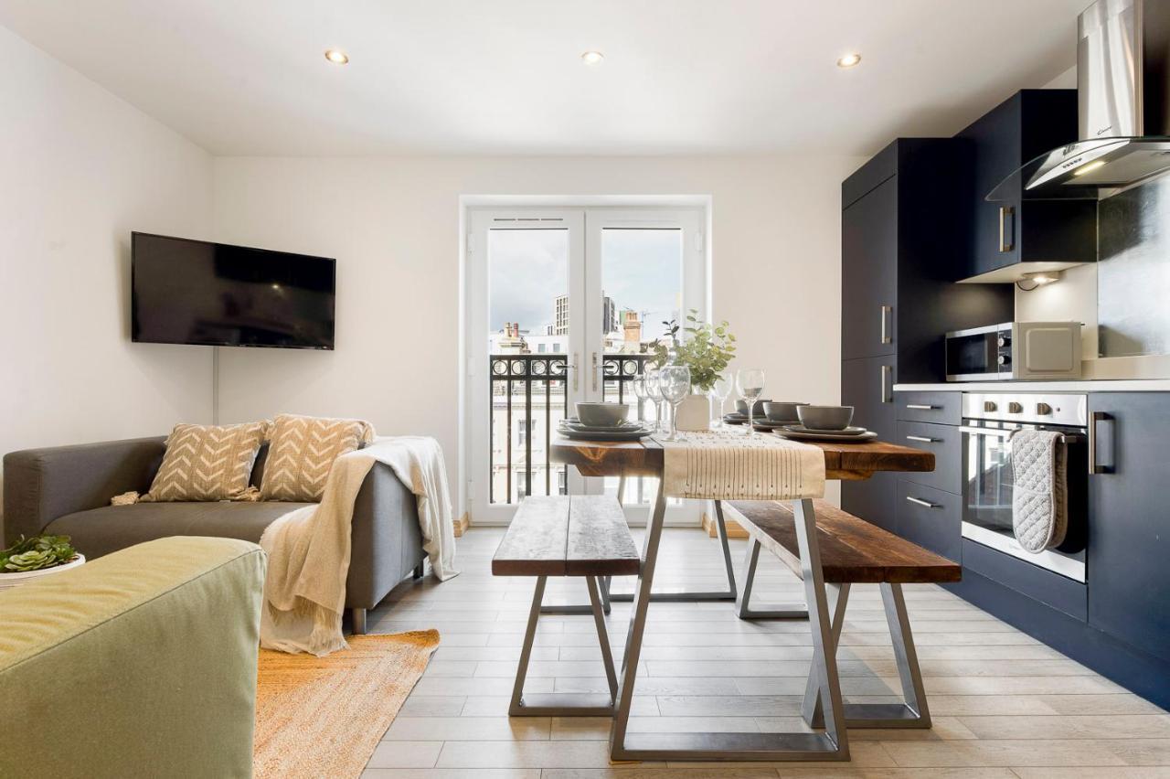 Apartment Coastal Charm Townhouse: Renovated 3-bedroom With Parking *