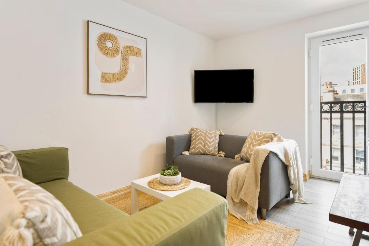 Apartment Coastal Charm Townhouse: Renovated 3-bedroom With Parking Bournemouth