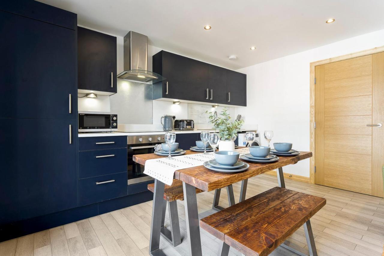 Coastal Charm Townhouse: Renovated 3-bedroom With Parking Bournemouth