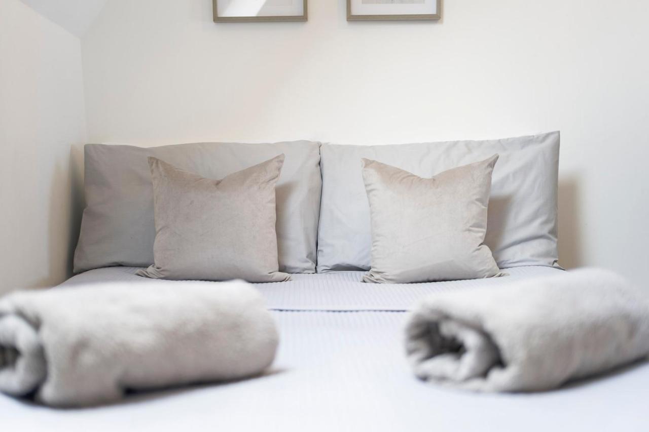 Coastal Charm Townhouse: Renovated 3-bedroom With Parking Apartment Bournemouth