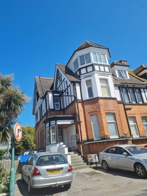Colourful Studio - West Cliff Location - Stones Throw From The Beach! Apartment