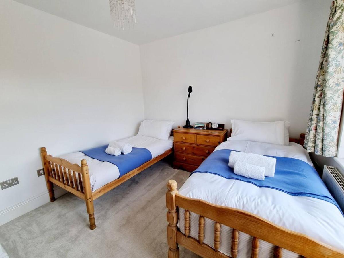 Cosy Family Haven: Spacious 3-bedroom Retreat In Christchurch Holiday home *