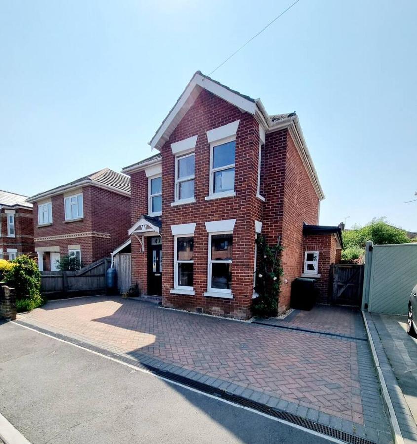 Cosy Family Haven: Spacious 3-bedroom Retreat In Christchurch Holiday home