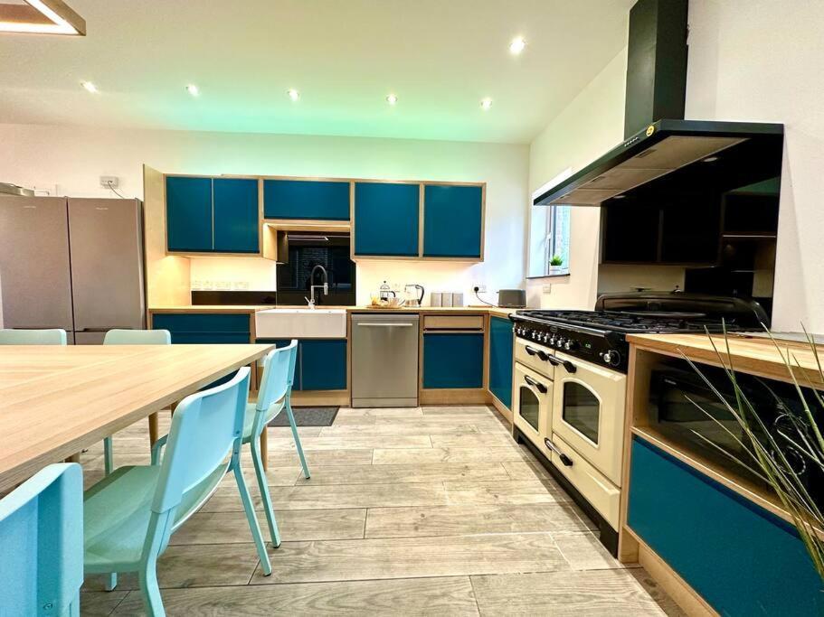 Spacious Retreat: 4-bedroom Group Haven With Smart Amenities Holiday home Bournemouth