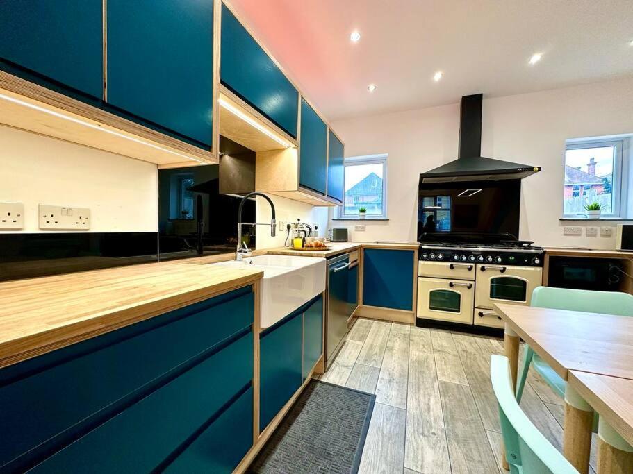 Spacious Retreat: 4-bedroom Group Haven With Smart Amenities Bournemouth