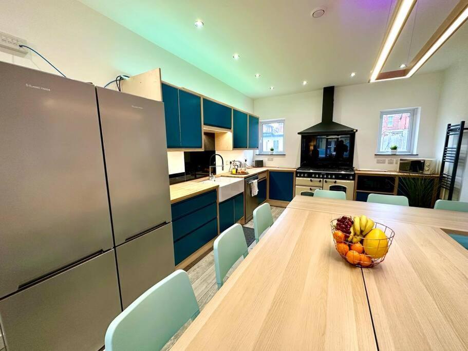 Spacious Retreat: 4-bedroom Group Haven With Smart Amenities Holiday home