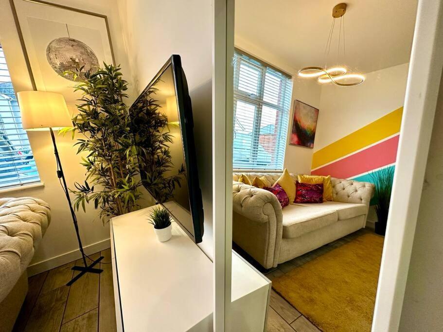 Spacious Retreat: 4-bedroom Group Haven With Smart Amenities
