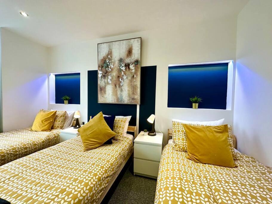 Spacious Retreat: 4-bedroom Group Haven With Smart Amenities *