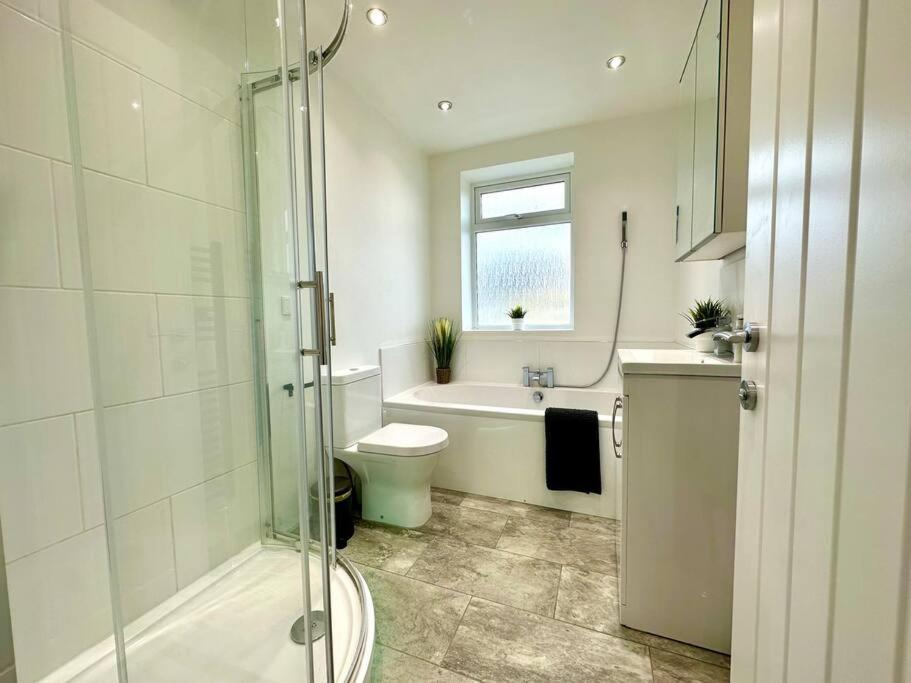 Holiday home Spacious Retreat: 4-bedroom Group Haven With Smart Amenities Bournemouth