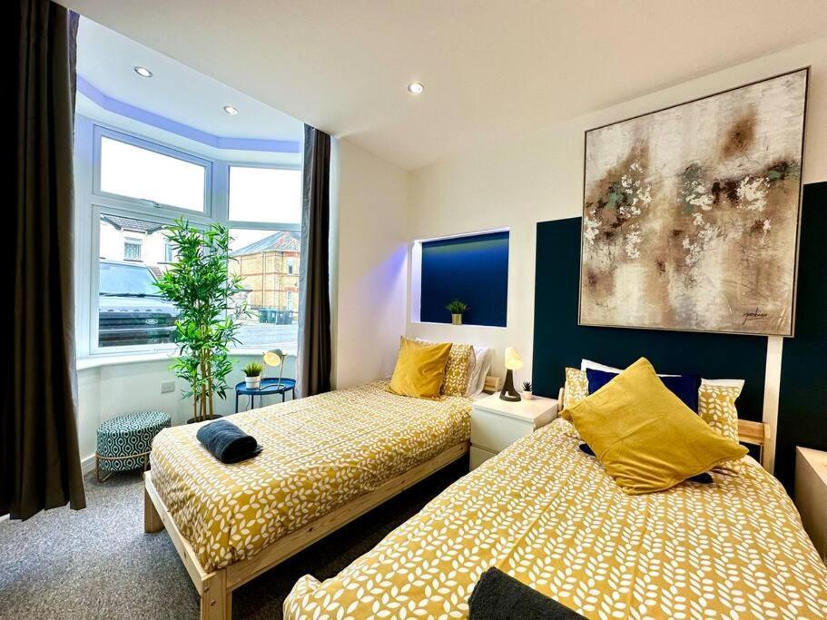 Spacious Retreat: 4-bedroom Group Haven With Smart Amenities