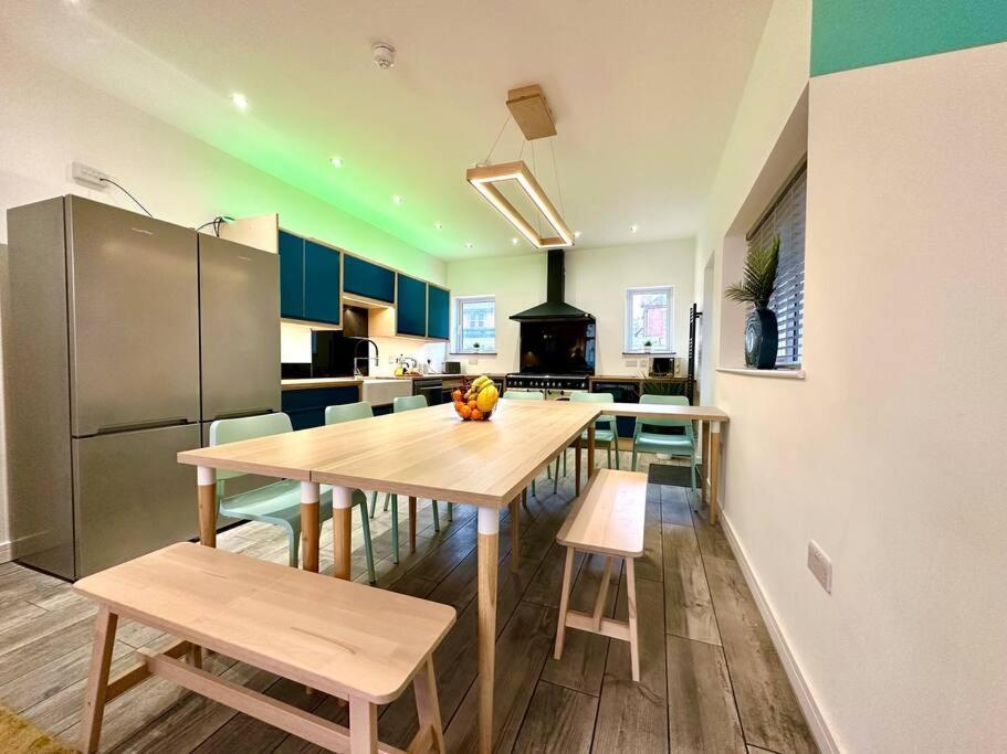 Spacious Retreat: 4-bedroom Group Haven With Smart Amenities *