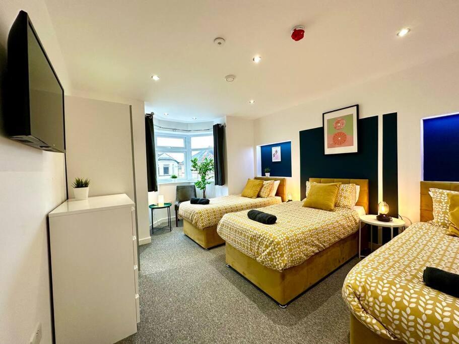 Holiday home Spacious Retreat: 4-bedroom Group Haven With Smart Amenities Bournemouth
