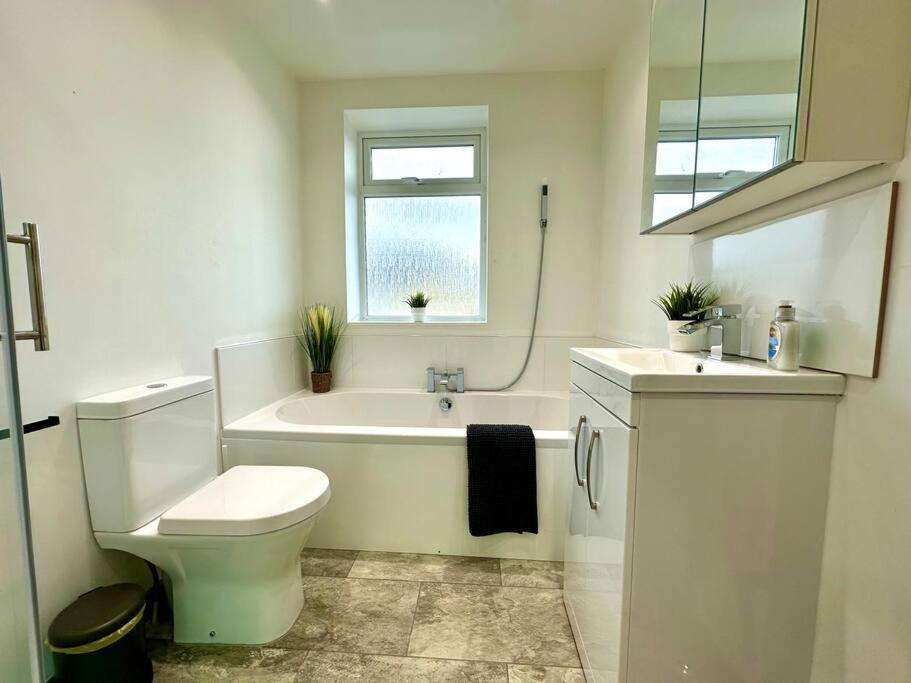 Holiday home Spacious Retreat: 4-bedroom Group Haven With Smart Amenities Bournemouth