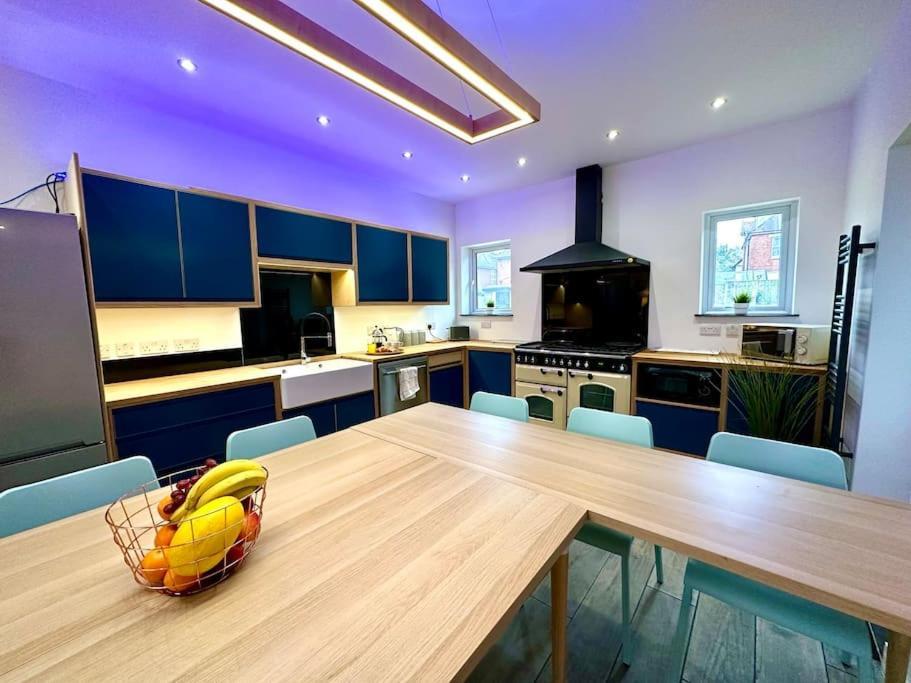 Spacious Retreat: 4-bedroom Group Haven With Smart Amenities Holiday home *