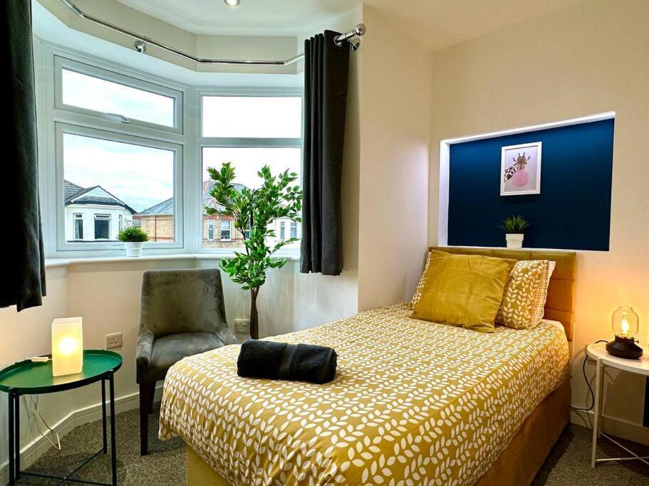 Spacious Retreat: 4-bedroom Group Haven With Smart Amenities * Bournemouth