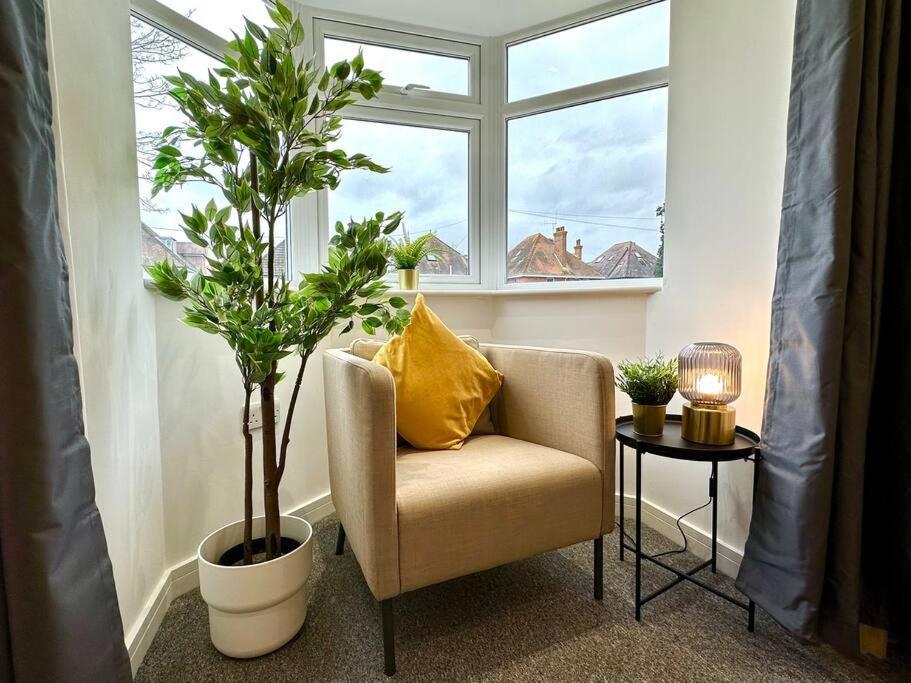 Holiday home Spacious Retreat: 4-bedroom Group Haven With Smart Amenities