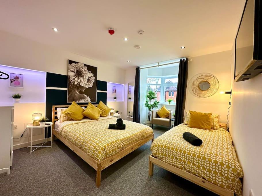 Spacious Retreat: 4-bedroom Group Haven With Smart Amenities Bournemouth