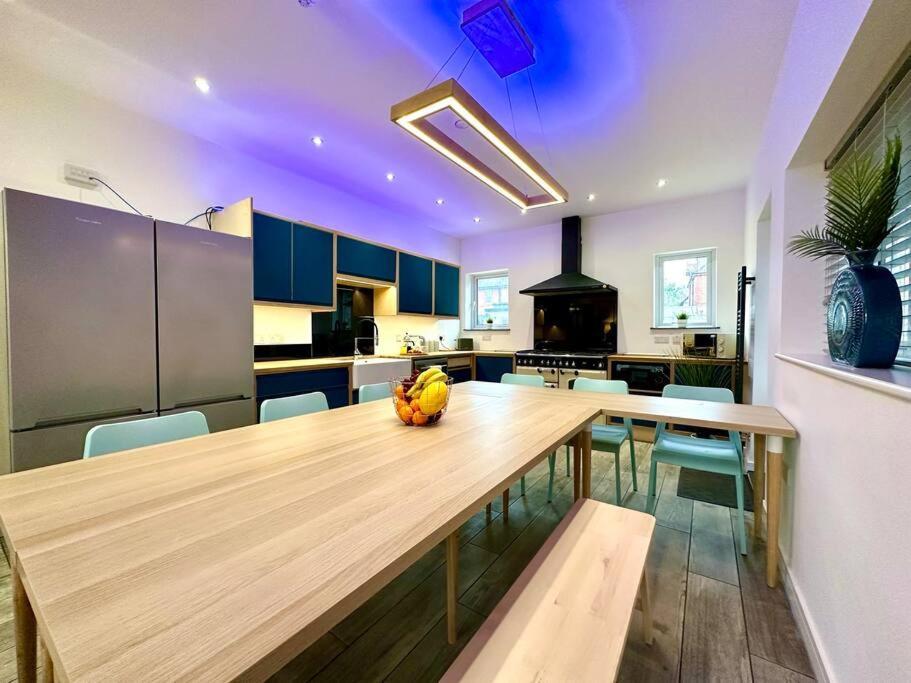 Spacious Retreat: 4-bedroom Group Haven With Smart Amenities * Bournemouth