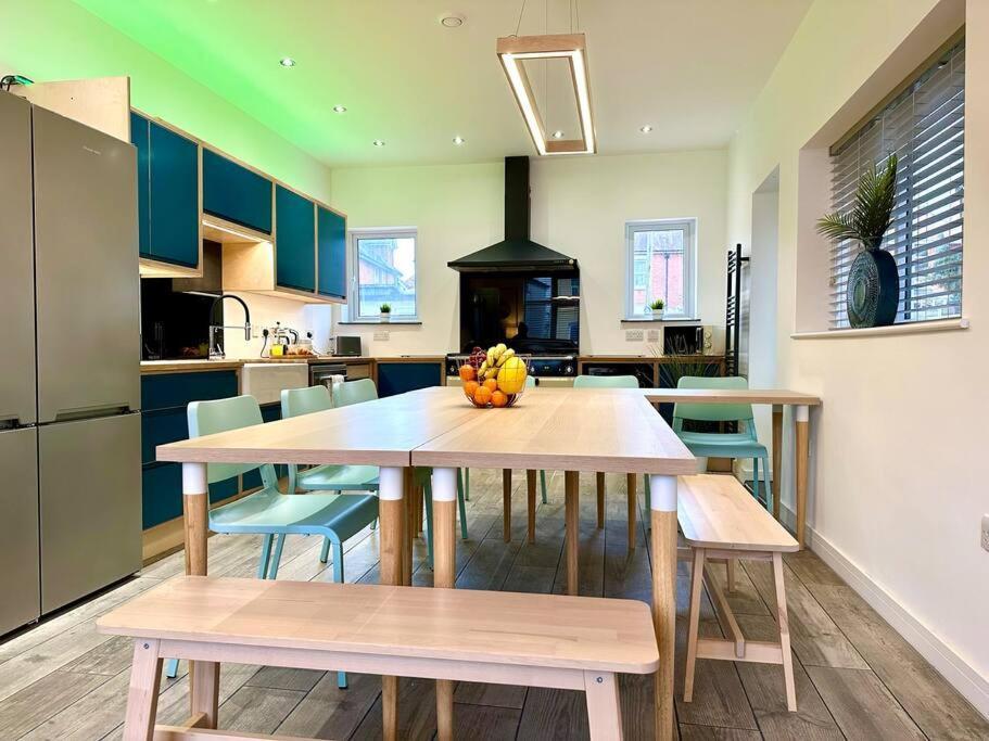 Spacious Retreat: 4-bedroom Group Haven With Smart Amenities Holiday home