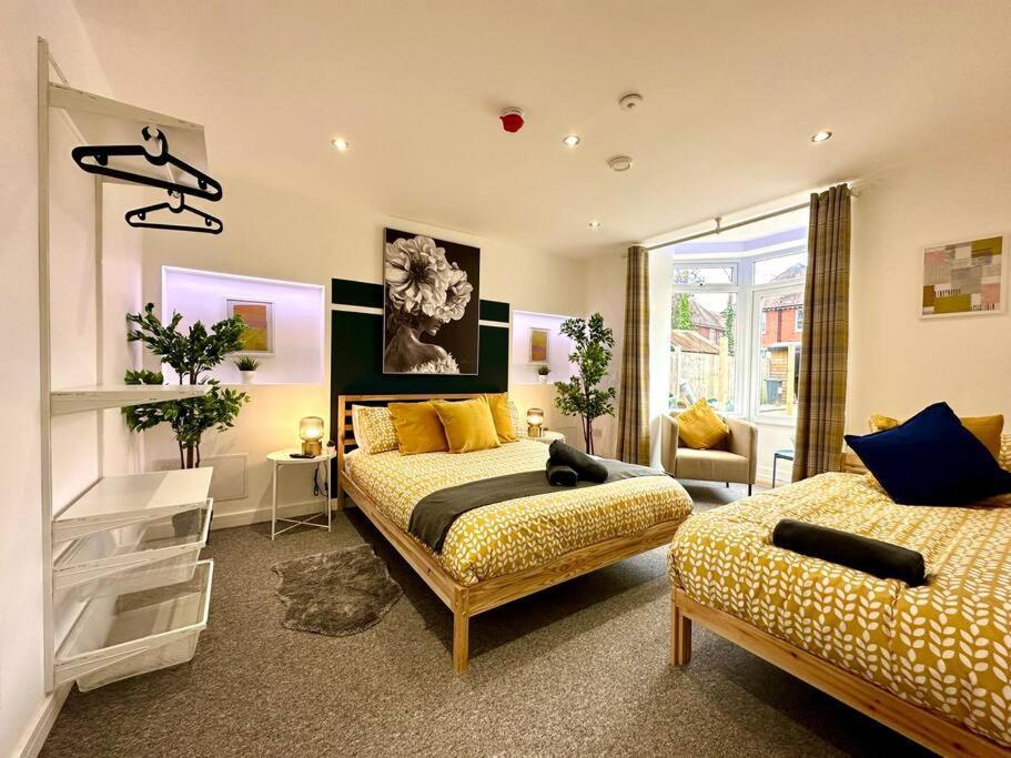 Spacious Retreat: 4-bedroom Group Haven With Smart Amenities Bournemouth