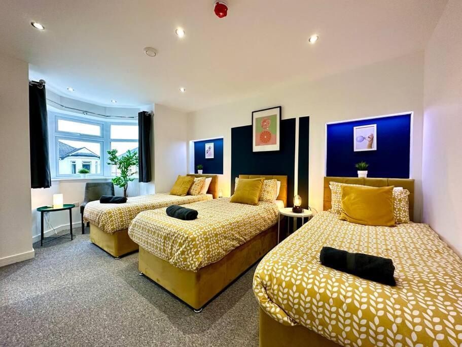 Holiday home Spacious Retreat: 4-bedroom Group Haven With Smart Amenities *