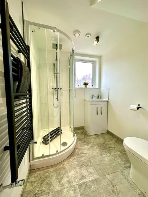 Spacious Retreat: 4-bedroom Group Haven With Smart Amenities * Bournemouth