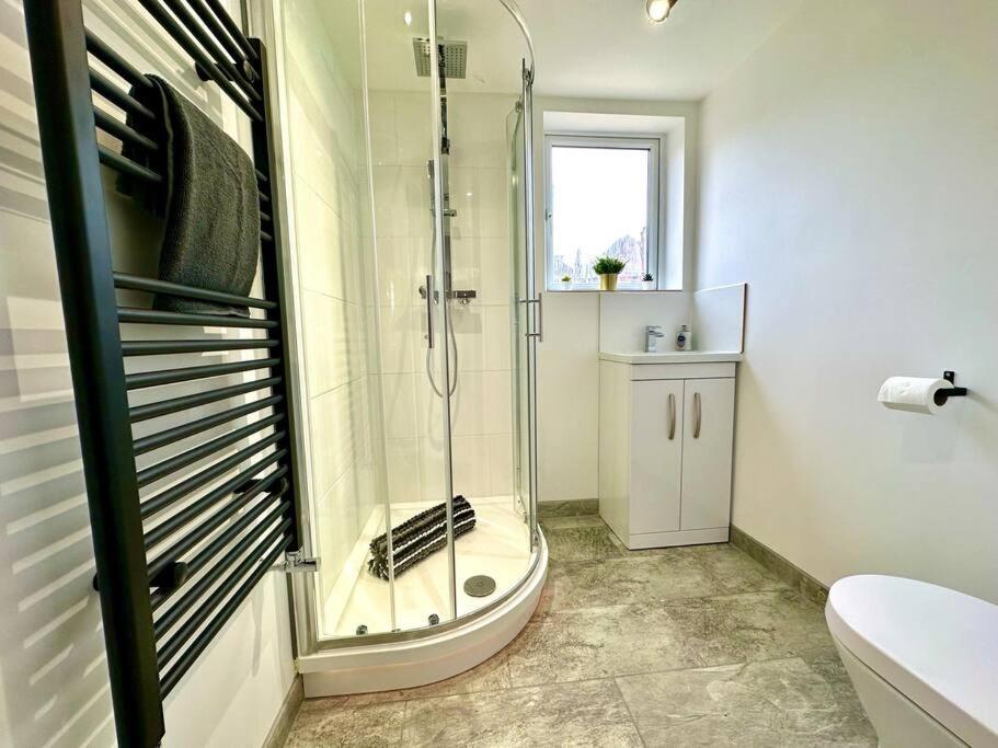 Holiday home Spacious Retreat: 4-bedroom Group Haven With Smart Amenities *