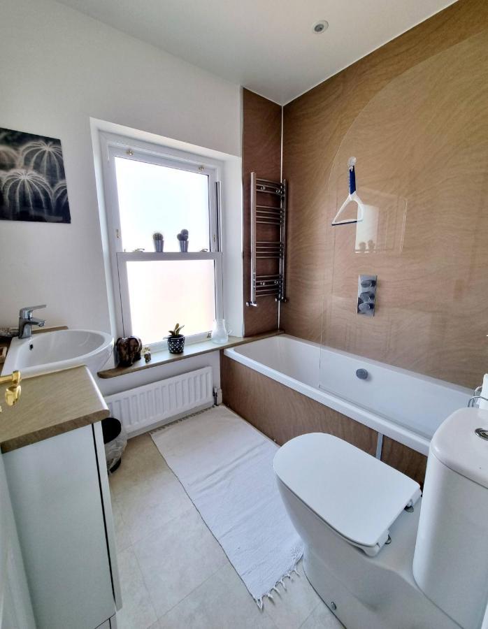 Holiday home Cosy Family Haven: Spacious 3-bedroom Retreat In Christchurch *