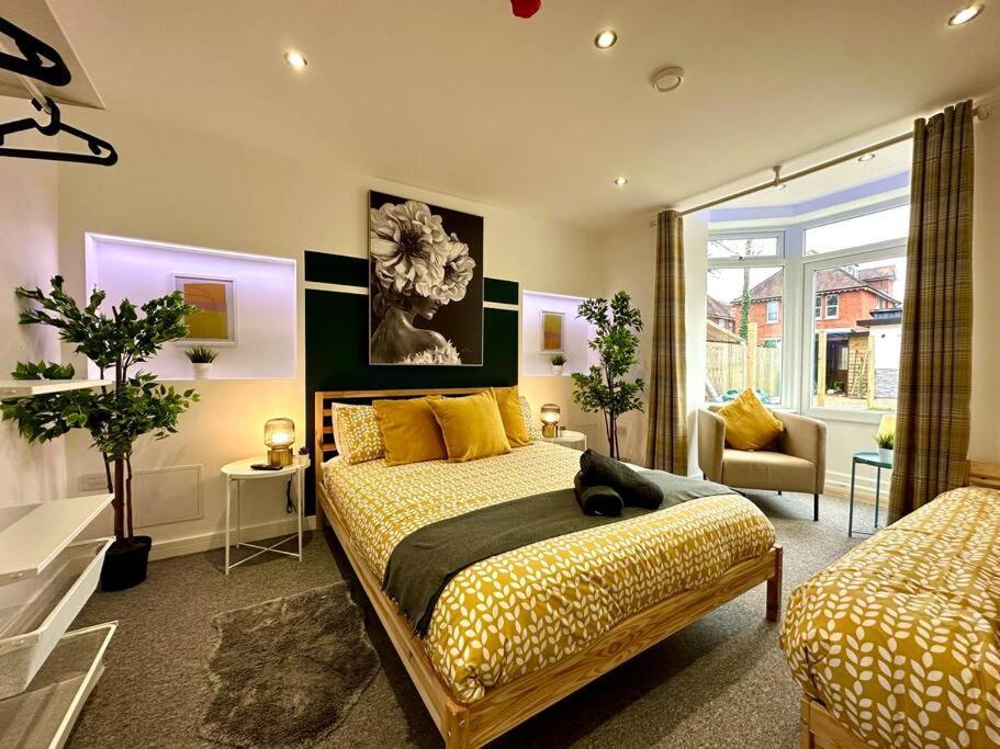 Holiday home Spacious Retreat: 4-bedroom Group Haven With Smart Amenities *