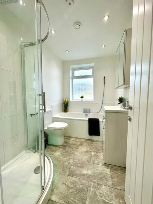 Spacious Retreat: 4-bedroom Group Haven With Smart Amenities Bournemouth