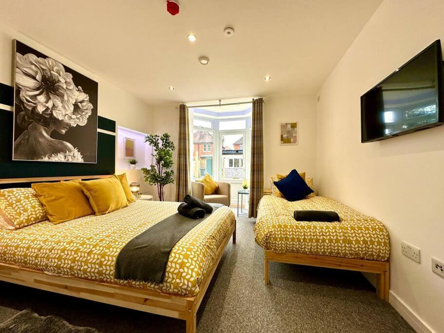 Holiday home Spacious Retreat: 4-bedroom Group Haven With Smart Amenities Bournemouth