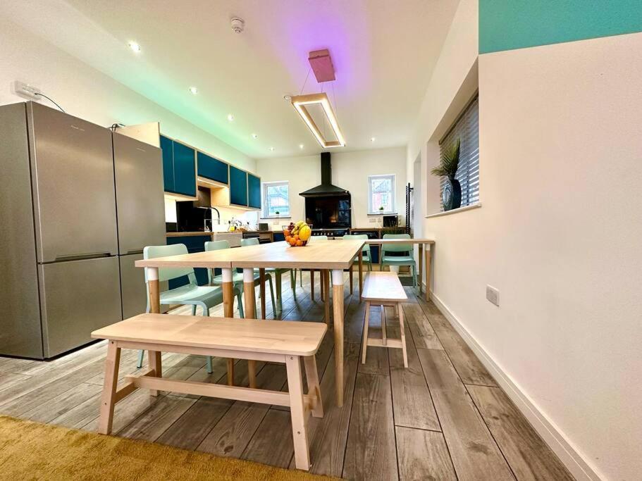 Spacious Retreat: 4-bedroom Group Haven With Smart Amenities