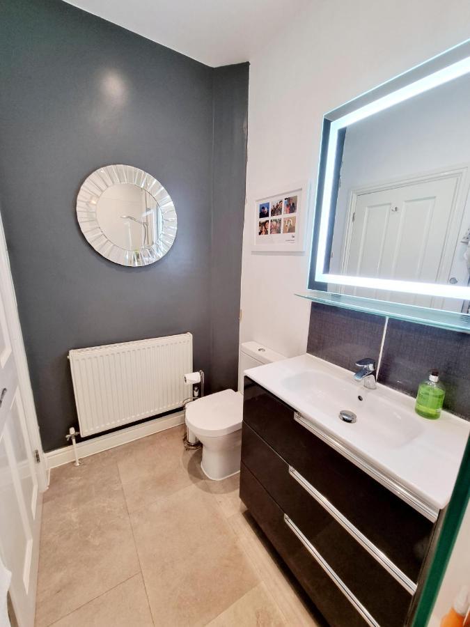 Cosy Family Haven: Spacious 3-bedroom Retreat In Christchurch Holiday home