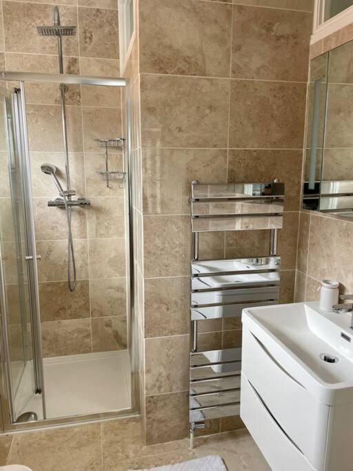 Modern 2 Bed Flat W Parking, Dog Friendly, *