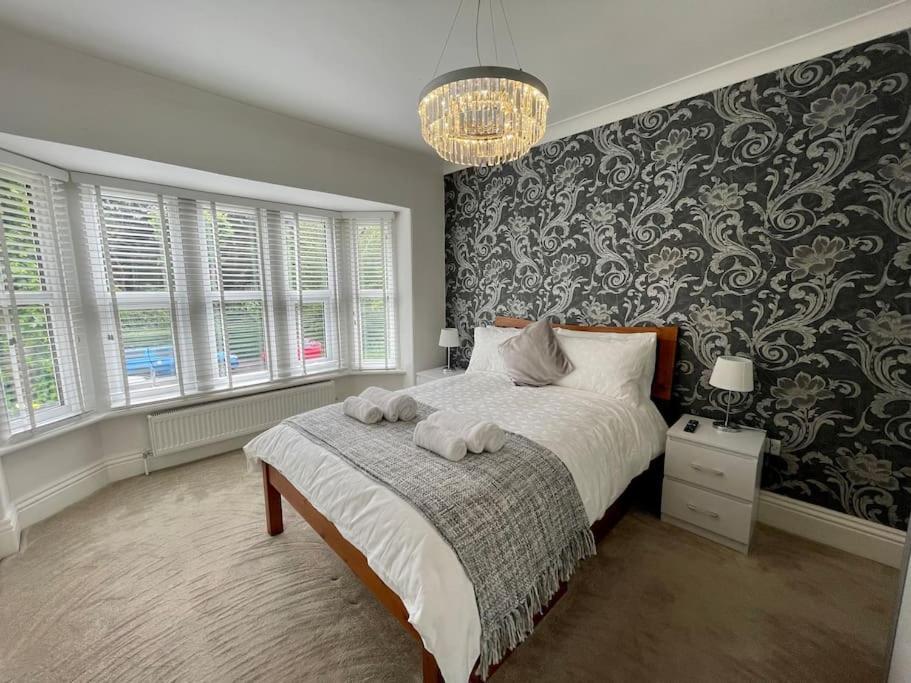 Apartment Modern 2 Bed Flat W Parking, Dog Friendly,