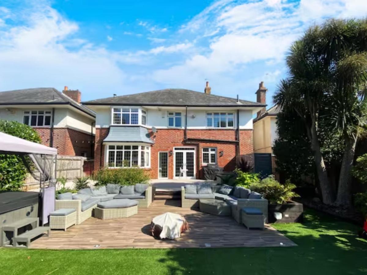 Holiday home Four Bedroom Family Abode With Hot Tub, Garden And Bbq *