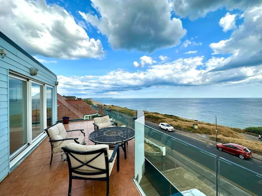 Panoramic Sea View Studio: Beachside Comfort For Three Bournemouth